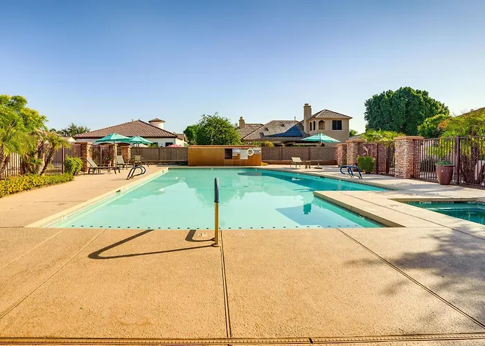 Relax Poolside! 6 Mi To Camelback Ranch Сasa de vacaciones